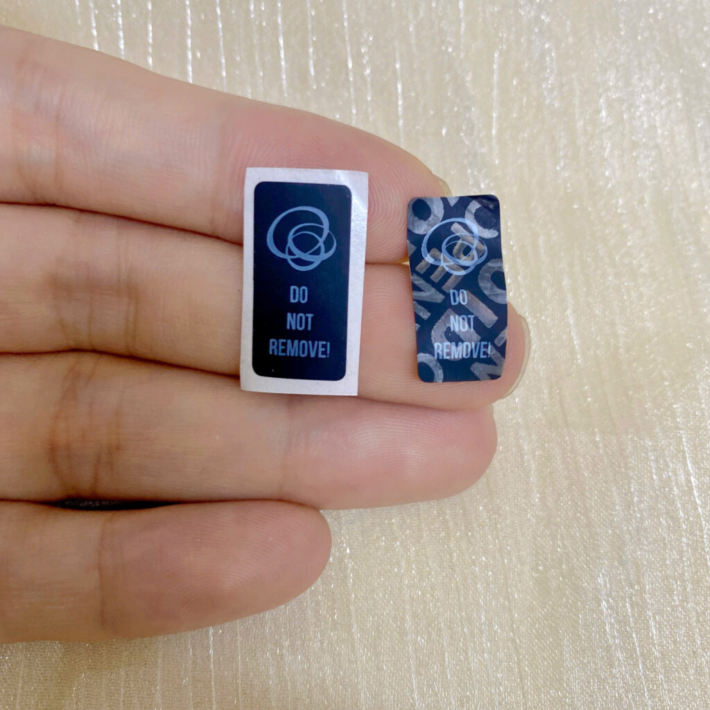 Khi bóc ra sẽ bị rách vụn, không thể tái sử dụng