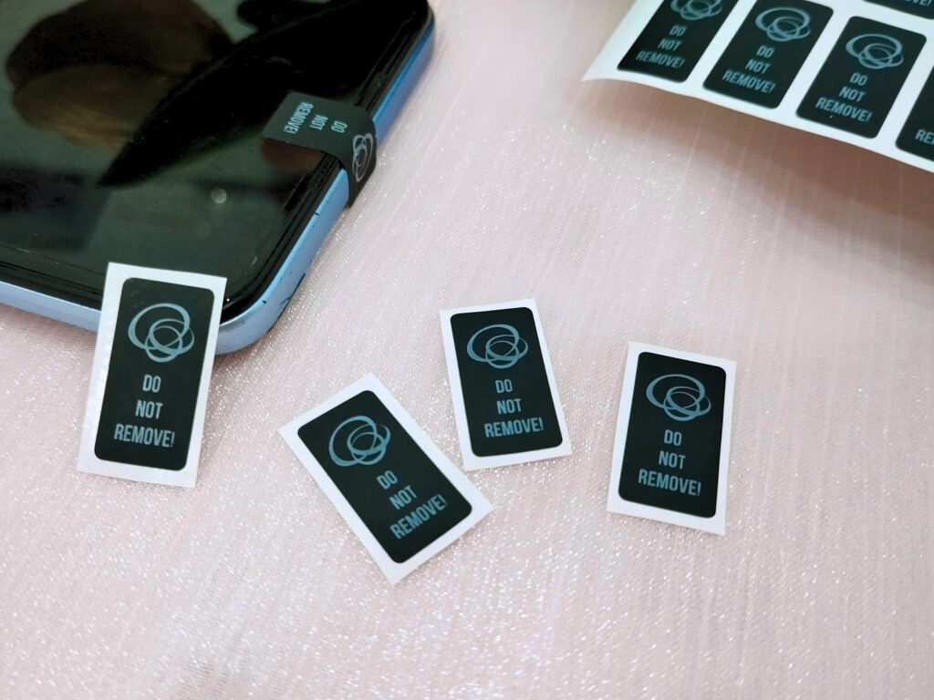 Tem niêm phong camera đóng vai trò như một cảnh báo