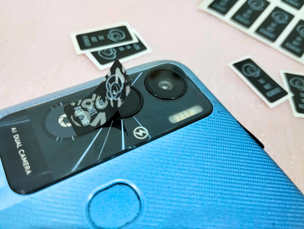 Khi bóc tem ra khỏi bề mặt dán, phần keo sẽ để lại thông báo cảnh báo như “VOID” hoặc “OPEN VOID”