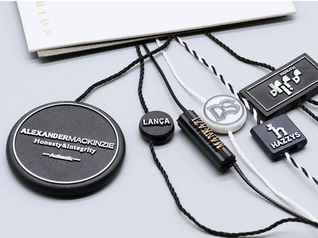 Dây treo khắc logo không chỉ là một chi tiết nhỏ mà còn là cách để thương hiệu tạo dấu ấn riêng