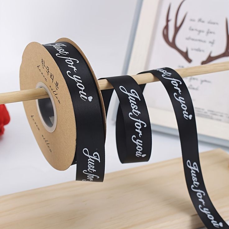 Satin Lụa: Mềm mại, bóng mượt và cao cấp nhất, thường dùng trong trang phục dạ hội và đồ lót cao cấp