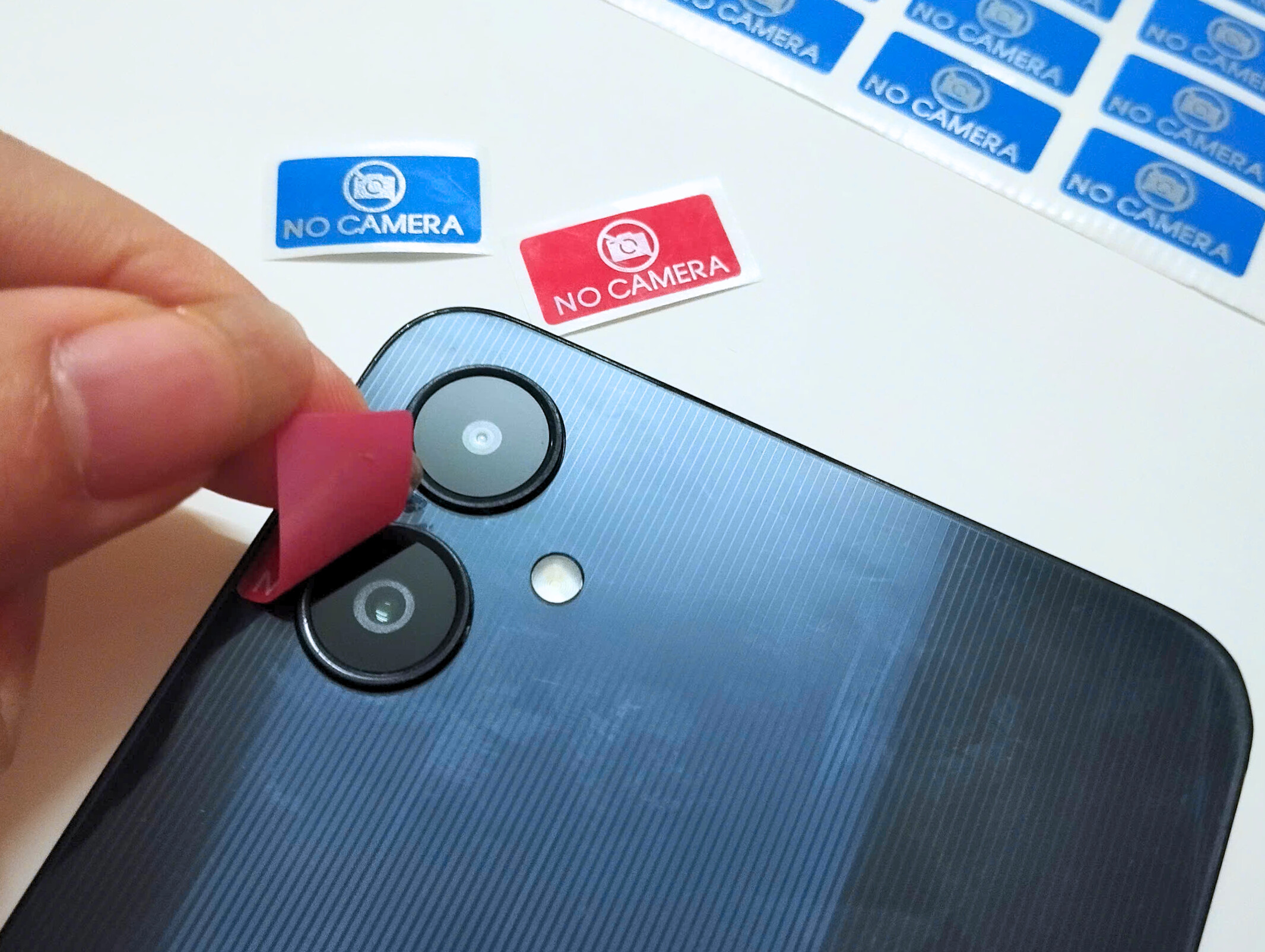 Thiết bị vẫn giữ được tính thẩm mỹ sau khi tháo tem