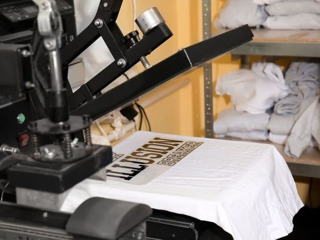 Tem PET chuyển nhiệt là loại tem được làm từ chất liệu nhựa PET (Polyethylene Terephthalate), kết hợp công nghệ in chuyển nhiệt hiện đại