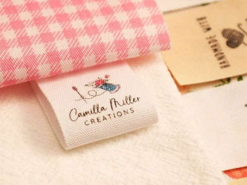 nhan mac may vao quan ao